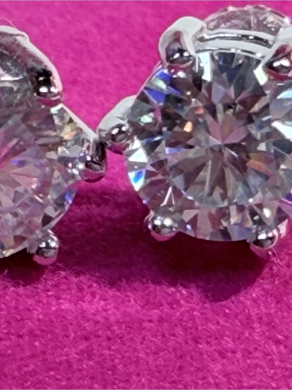 New Shimmering Moissanite Classic Stud Earrings Every Girls Must Have!